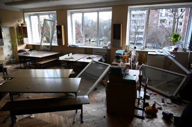 Lviv, Ukrayna - 29 Aralık 2023: Rusya 'nın Lviv kentindeki füze saldırısı sonrası hasar gören okul sınıfı