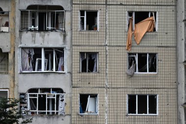 Lviv, Ukrayna - 29 Aralık 2023: Rusya 'nın Lviv şehrindeki füze saldırısı sonrasında apartman kısmen yıkıldı. 