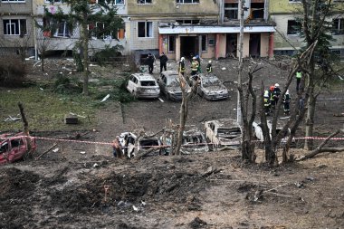 Lviv, Ukrayna - 29 Aralık 2023: Lviv şehrinde Rus füze saldırısının gerçekleştiği yerde özel araçlar imha edildi.