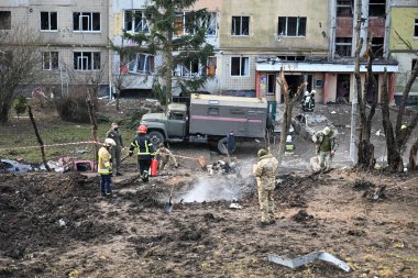 Lviv, Ukrayna - 29 Aralık 2023: Polis uzmanları Lviv kentinde Rus füze saldırısı sonrasında bir krateri inceliyor.