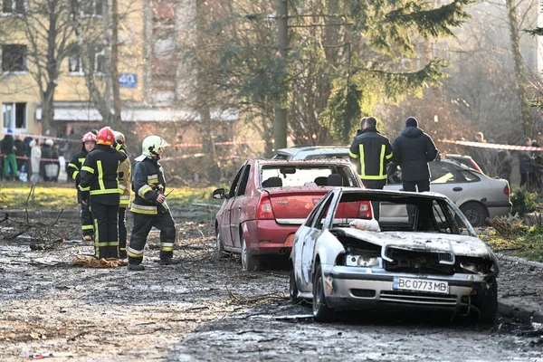 Lviv, Ukrayna - 29 Aralık 2023: Lviv şehrinde Rus füze saldırısının gerçekleştiği yerde özel araçlar imha edildi.
