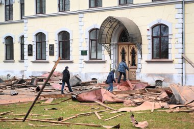 Lviv, Ukrayna - 1 Ocak 2024: Lviv Ulusal Doğa Yönetimi Üniversitesi 'nin dışındaki insanlar, Lviv' deki Rus insansız hava aracı saldırısından sonra.