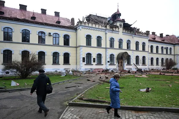 Lviv Ukraina Januari 2024 Människor Utanför Den Skadade Lviv National — Stockfoto