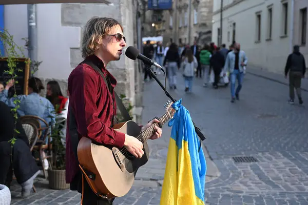 Lviv Ukraina April 2023 Gatemusiker Opptrer Sentrum Lviv – stockfoto