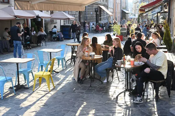 리비프 우크라이나 2023 사람들은 리비프의 중심에 카페에서 스톡 사진