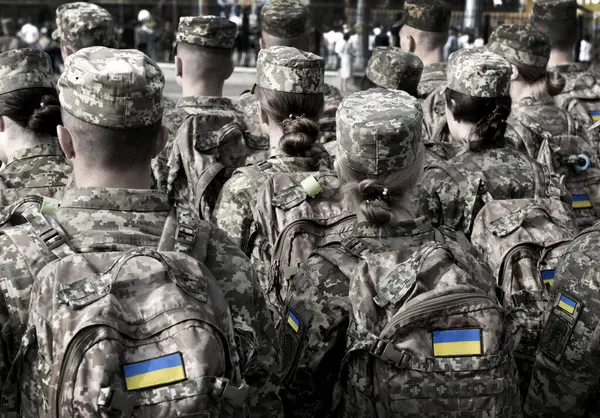 Ukrajinští Vojáci Ženy Armádě Ukrajinská Vlajka Vojenské Uniformě Stock Fotografie