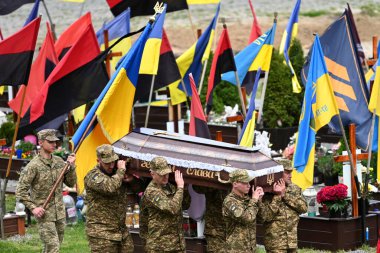 Lviv, Ukrayna - 2 Mayıs 2024: Rus birlikleriyle çatışmada öldürülen Ukraynalı askerlerin cenazeleri