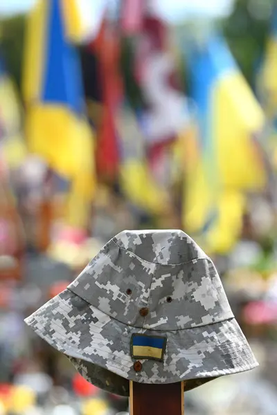 Topi Tentara Kuburan Pemakaman Militer Tentara Ukraina Tewas Selama Pertempuran Stok Gambar