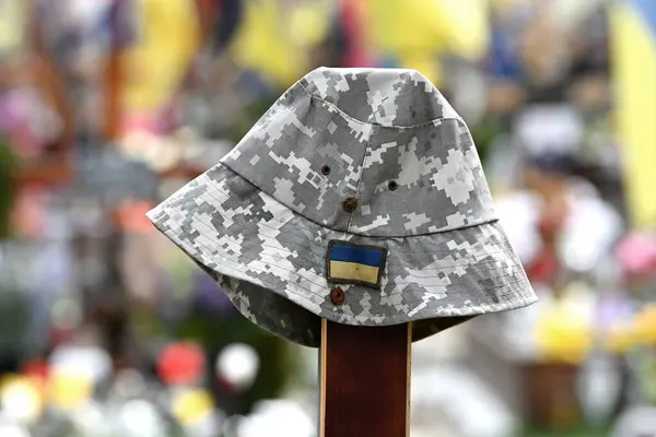 Topi Tentara Kuburan Pemakaman Militer Tentara Ukraina Tewas Selama Pertempuran Stok Foto