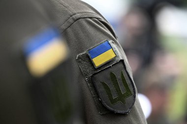 Ukrayna Silahlı Kuvvetleri. Ukrayna askeri. Ukrayna ordusu. Askeri üniformada Ukrayna bayrağı. 