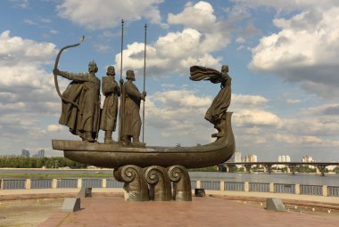 Kyiv, Ukrayna - 24 Temmuz 2020: Ukrayna 'nın başkenti Kyiv' in kurucularının anıtı. Kyi, Shchek, Horyv ve Lybid 'in heykeli Kyiv' deki Dnipro nehir kıyısındaki Kyiv 'in kurucuları.. 