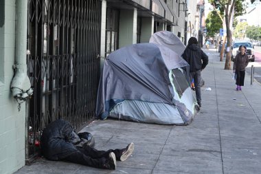  San Francisco, CA, ABD - 26 Temmuz 2023: San Francisco şehir merkezinde evsiz bir adam uyuyor.
