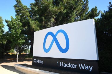 Menlo Park, Kaliforniya, ABD - 28 Temmuz 2023: Meta Platformu yakınlarındaki Meta logosu. 