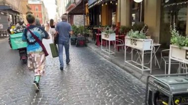 Lviv, Ukrayna - 10 Temmuz 2024: Şehir Ukrayna 'da planlanan elektrik kesintilerinden geçerken, Lviv' deki kafenin ve dükkanların dışında bir elektrik jeneratörü çalışıyor