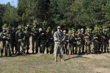 Yavoriv, Ukrayna - 19 Eylül 2014: Ukrayna ve ABD ordusu Ukrayna 'daki Yavoriv eğitim sahasında düzenlenen uluslararası askeri tatbikatlarda 