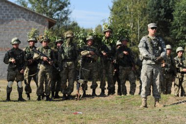 Yavoriv, Ukrayna - 19 Eylül 2014: Ukrayna ve ABD ordusu Ukrayna 'daki Yavoriv eğitim sahasında düzenlenen uluslararası askeri tatbikatlarda 