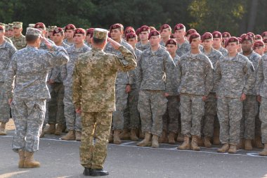 Yavoriv, Ukrayna - 19 Eylül 2014: Ukrayna ve ABD ordusu Ukrayna 'daki Yavoriv eğitim sahasında düzenlenen uluslararası askeri tatbikatlarda 