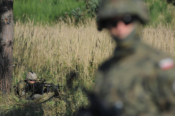 Яворив, Украина - 19 сентября 2014 года: польские военные принимают участие в международных военных учениях "Rapid Trident" на полигоне "Яворив" в Украине. 