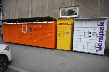 Tallinn, Estonya - 24 Temmuz 2024: Tallinn 'de self-servis posta makineleri Omniva, DHL ve Venipak.