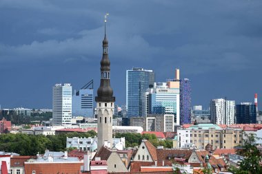 Tallinn, Estonya - 24 Temmuz 2024: Tallinn, Estonya 'da ortaçağ ve modern binalar. 