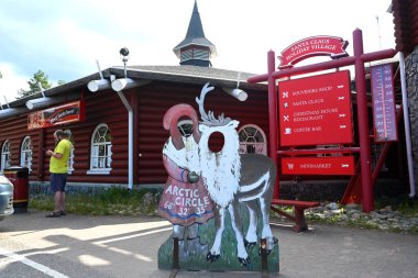 Rovaniemi, Finlandiya - 27 Temmuz 2024: Kuzey Kutup Dairesi 'nde Rovaniem yakınlarındaki Noel Baba Köyü.