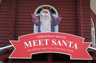 Rovaniemi, Finlandiya - 27 Temmuz 2024: Kuzey Kutup Dairesi 'nde Rovaniem yakınlarındaki Noel Baba Köyü.