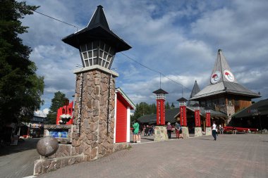 Rovaniemi, Finlandiya - 27 Temmuz 2024: Yaz aylarında Kuzey Kutup Dairesi üzerinde Rovaniem kenti yakınlarındaki Santa Claus Köyü 'ndeki Kuzey Kutup Dairesi sınırı.