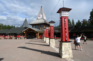 Rovaniemi, Finlandiya - 27 Temmuz 2024: Yaz aylarında Kuzey Kutup Dairesi üzerinde Rovaniem kenti yakınlarındaki Santa Claus Köyü 'ndeki Kuzey Kutup Dairesi sınırı.