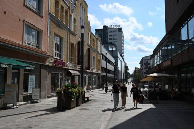 Oulu, Finlandiya - 27 Temmuz 2024: Finlandiya 'nın Oulu kentindeki insanlar.