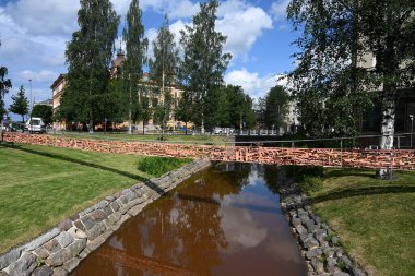 Oulu, Finlandiya - 27 Temmuz 2024: Finlandiya 'nın Oulu kentinde şehir parkı (Snellmanin puisto).