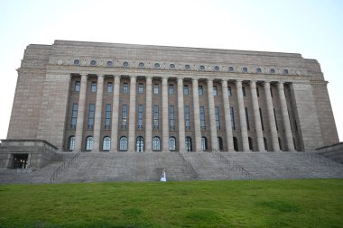 Helsinki, Finlandiya - 25 Temmuz 2024: Helsinki 'deki Finlandiya Parlamentosu.