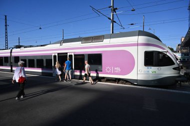 Helsinki, Finlandiya - 25 Temmuz 2024: Helsinki Merkez Tren İstasyonu 'ndaki trenin yakınındakiler.