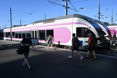 Helsinki, Finlandiya - 25 Temmuz 2024: Helsinki Merkez Tren İstasyonu 'ndaki trenin yakınındakiler.