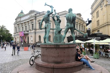 Helsinki, Finlandiya - 25 Temmuz 2024: Helsinki 'deki Üç Demirci Heykeli ve Eski Öğrenci Evi yakınları.