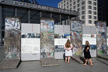 Berlin, Almanya - 3 Ağustos 2024: Potsdamer Platz 'da Berlin Duvarı yakınında insanlar