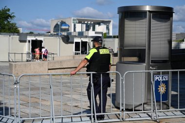 Berlin, Almanya - 3 Ağustos 2024: Berlin 'deki Alman Bundestag (Reichstag Binası) yakınlarında polis.