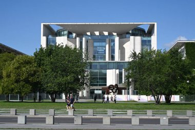 Berlin, Almanya - 3 Ağustos 2024: Federal Şansölye Kompleksi yakınları. Berlin Federal Şansölyesi (Almanca: 