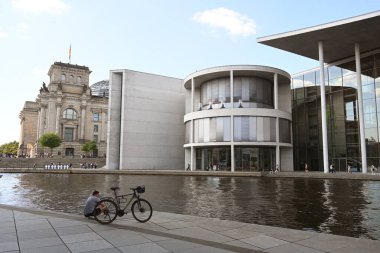 Berlin, Almanya - 3 Ağustos 2024: Berlin 'deki Paul Loebe Binası yakınları.