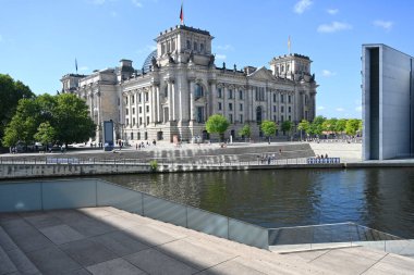 Berlin, Almanya - 3 Ağustos 2024: Alman Bundestag (Reichstag Binası) yakınındaki insanlar Almanya Federal Cumhuriyeti 'nin ulusal parlamentosudur..