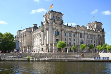 Berlin, Almanya - 3 Ağustos 2024: Alman Bundestag (Reichstag Binası) yakınındaki insanlar Almanya Federal Cumhuriyeti 'nin ulusal parlamentosudur..