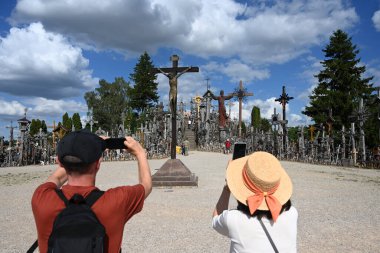 Siauliai, Litvanya - 22 Temmuz 2024: Haçlar Tepesi 'ni (Kryziu kalnas) ziyaret eden bir halk. Haçlar Tepesi, Litvanya 'daki büyük bir Katolik hac mekanıdır..
