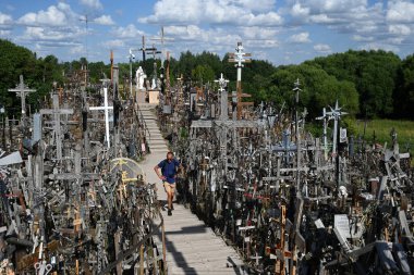 Siauliai, Litvanya - 22 Temmuz 2024: Haçlar Tepesi 'ni (Kryziu kalnas) ziyaret eden bir halk. Haçlar Tepesi, Litvanya 'daki büyük bir Katolik hac mekanıdır..