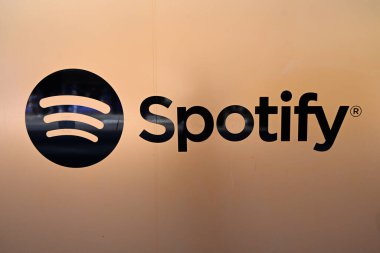 Stockholm, İsveç - 30 Temmuz 2024: Stockholm 'deki Spotify HQ binasının logosu.