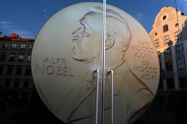 Stockholm, İsveç - 29 Temmuz 2024: Nobel Ödülü Müzesi 'nin kapısında Alfred Nobel' in portresi yer almaktadır..