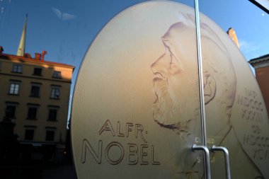 Stockholm, İsveç - 29 Temmuz 2024: Nobel Ödülü Müzesi 'nin kapısında Alfred Nobel' in portresi yer almaktadır..