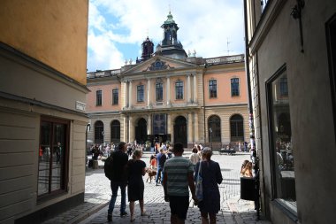 Stockholm, İsveç - 29 Temmuz 2024: Stockholm 'deki Nobel Ödülü Müzesi yakınlarındaki bir halk.