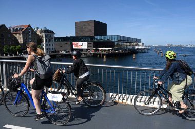 Kopenhag, Danimarka - 1 Ağustos 2024: Danimarka Kraliyet Tiyatrosu 'ndan bisikletçiler geçti (Dedektif Kongelige Tiyatrosu)).