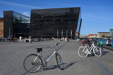 Kopenhag, Danimarka - 1 Ağustos 2024: Kraliyet Kütüphanesi, Danimarka Ulusal Kütüphanesi ve Kopenhag Üniversitesi Kütüphanesi.