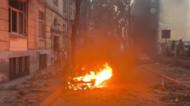 Lviv, Ukrayna - 4 Eylül 2024: Lviv 'de Rus füze saldırısının ardından yanan bir araba.