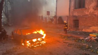 Lviv, Ukrayna - 4 Eylül 2024: Lviv 'de Rus füze saldırısının ardından yanan bir araba.